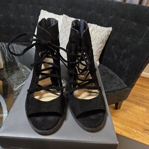VINCE CAMUTO TRESSA LACE UP SUEDE BOOTIES BLACK
